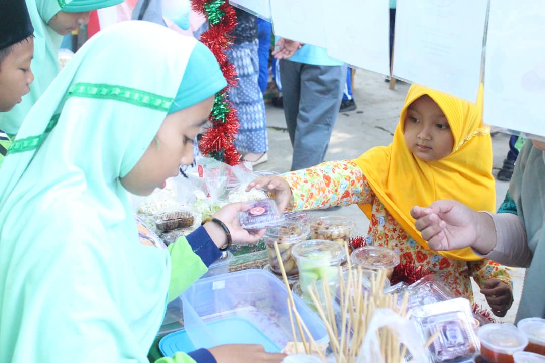 Market Day Hardiknas 2025 MI Al Maarif Ngadri