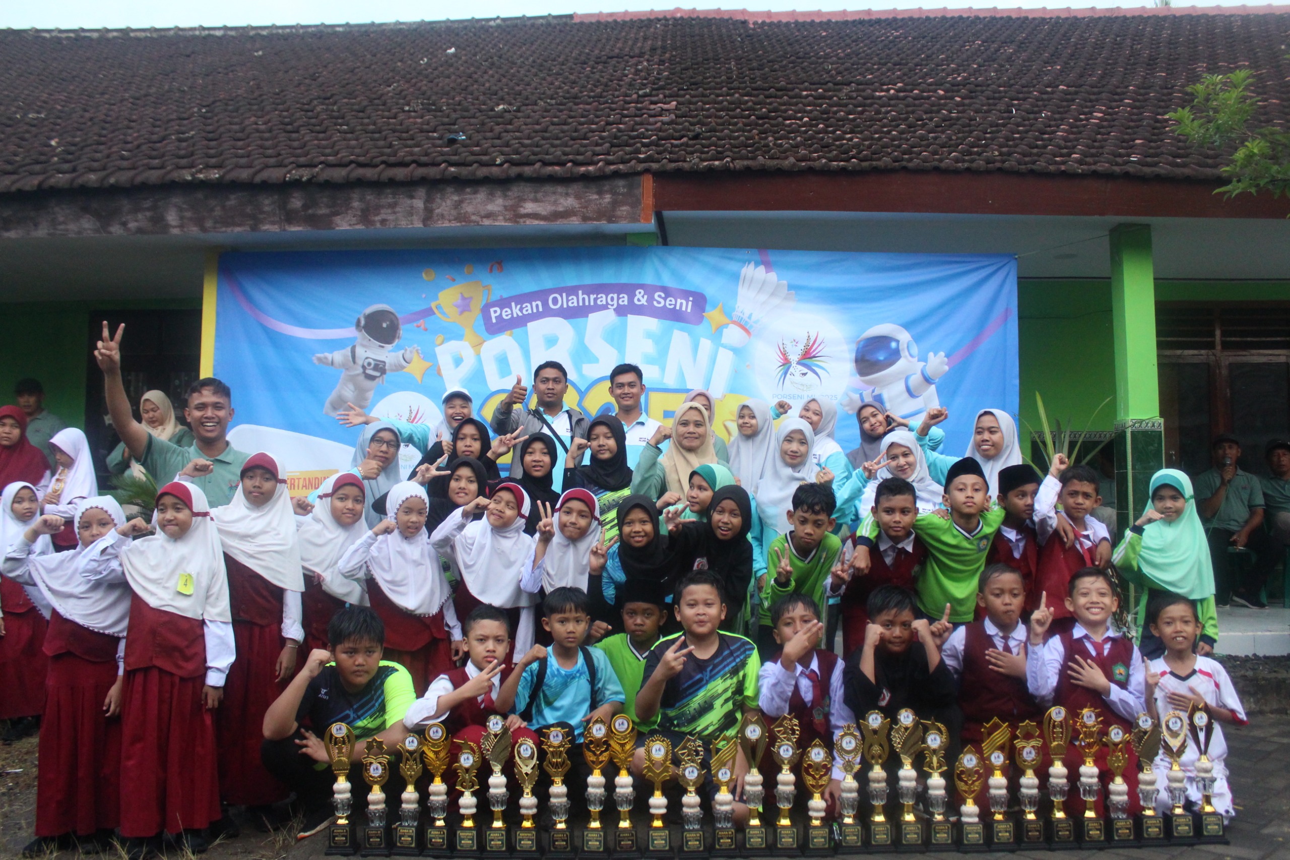 MI Al Maarif Ngadri Raih Juara Umum 2 Porseni Kecamatan Binangun 2025